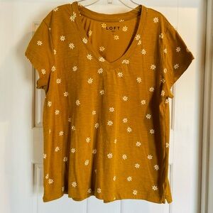 🎈LOFT Mustard V-Neck Daisy Print Short Sleeve Top
